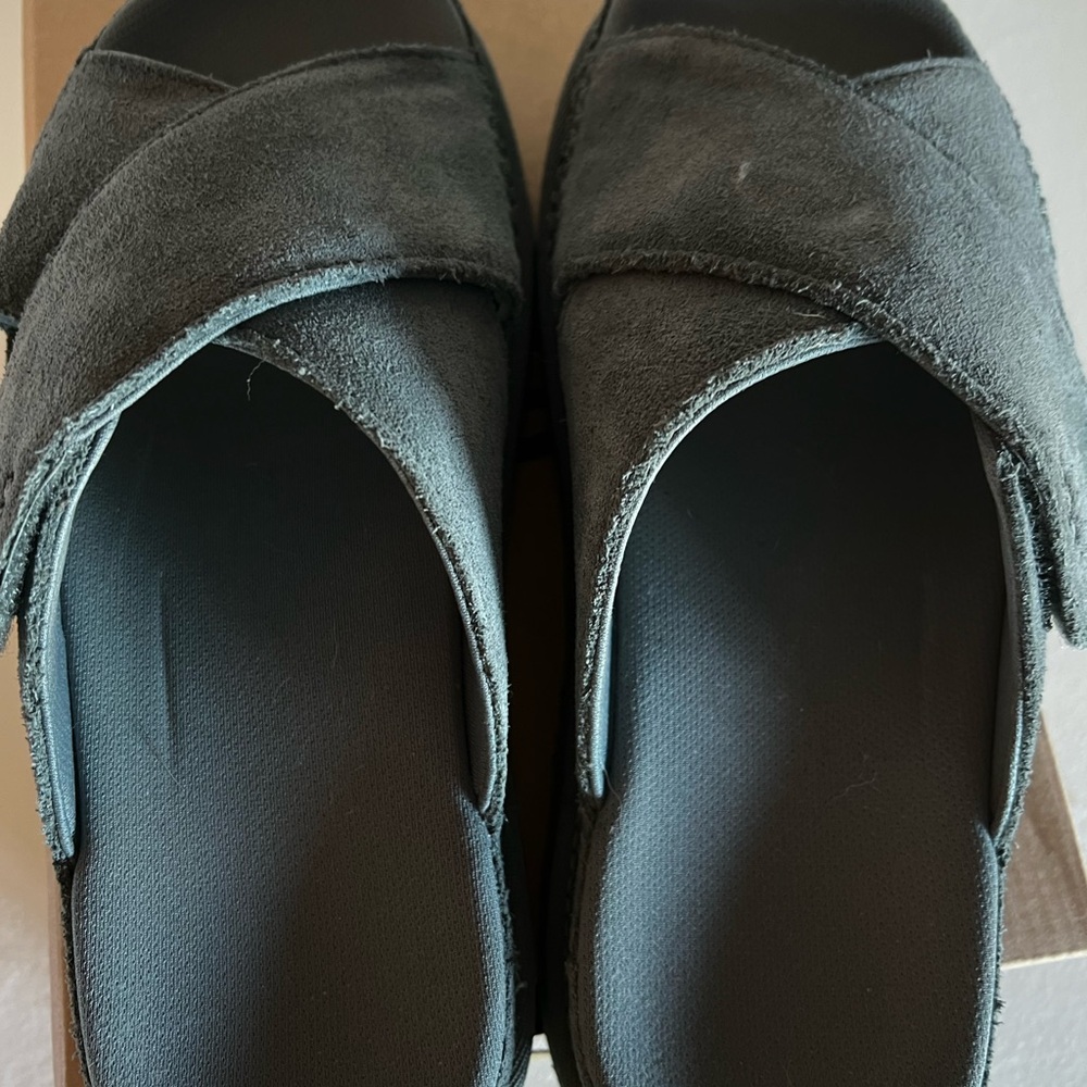 UGG Goldenstar Cross Slide - Picture 8 of 10